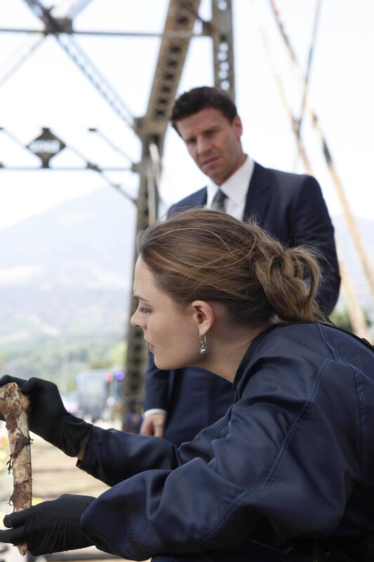 Booth (David Boreanaz, hinten); Dr. Brennan (Emily Deschanel, vorne) – Bild: Fox and its related entities /​ Greg Gayne
