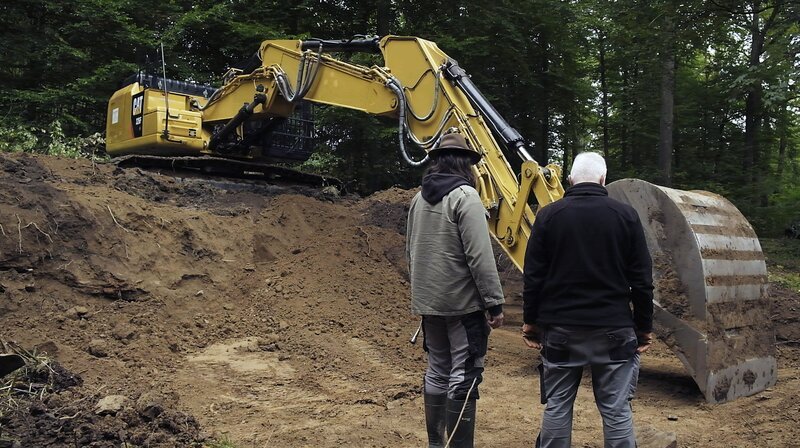 Archäologe Manuel Zeiler überwacht die Ausgrabung in Suttrop im Oktober 2021. – Bild: WDR/Max Neidlinger/probono Fernsehproduktion GmbH Archäologe Manuel Zeiler überwacht die Ausgrabung in Suttrop im Oktober 2021. – Bild: WDR/Max Neidlinger/probono Fernsehproduktion GmbH