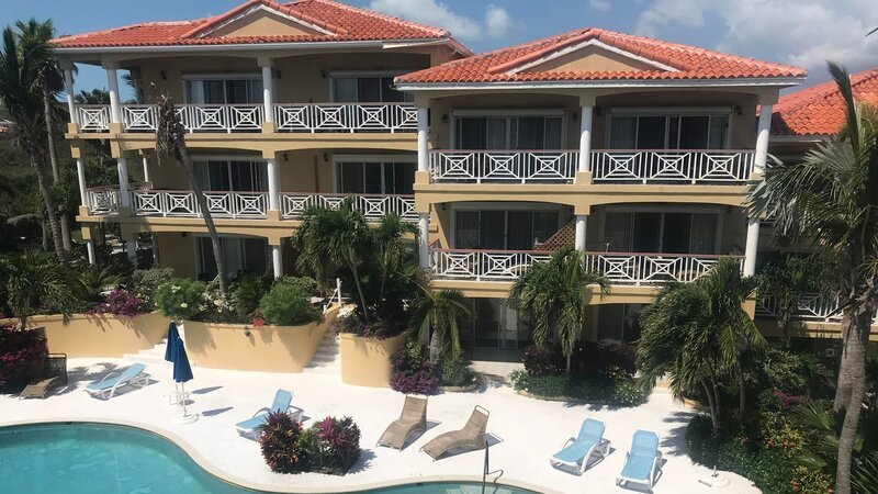 Exterior of building at Parrot’s Fish on Turks and Caicos as seen on HGTV’s Caribbean Life – Bild: HGTV /​ Scripps /​ Scripps Networks, LLC.