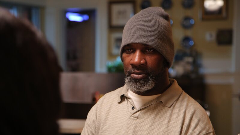 Former inmate of the convict William Price listens to Fatima Silva’s questioning in a local cafe. – Bild: Discovery Communications, LLC