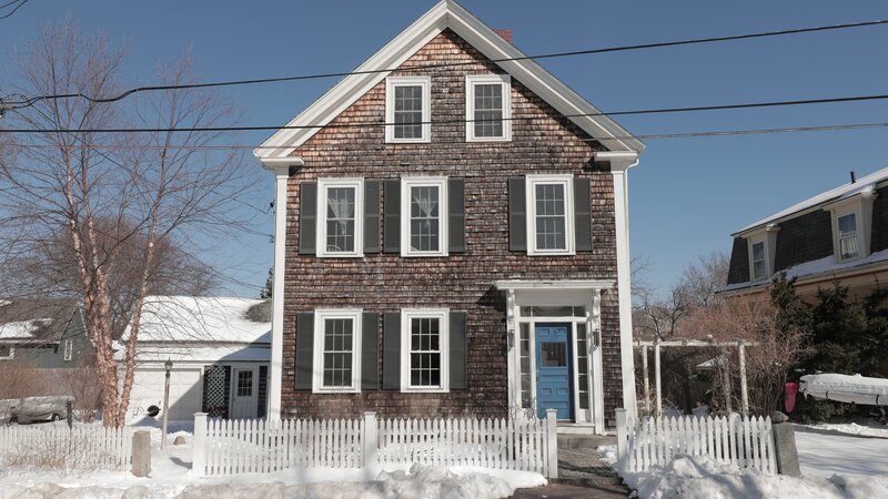 With the door color change and the update on the exterior lights, the outside of the Liang’s house has a bit more personality, as seen on HGTV’s Farmhouse Fixer. – Bild: Discovery Channel