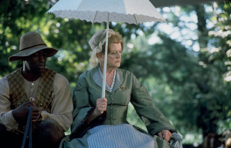 Sarah McCullough (Jessica Fletcher) erscheint mit ihrem Sklaven Samuel (Michael Jace) auf einer Hochzeit. – Bild: Universal City Studios, Inc.