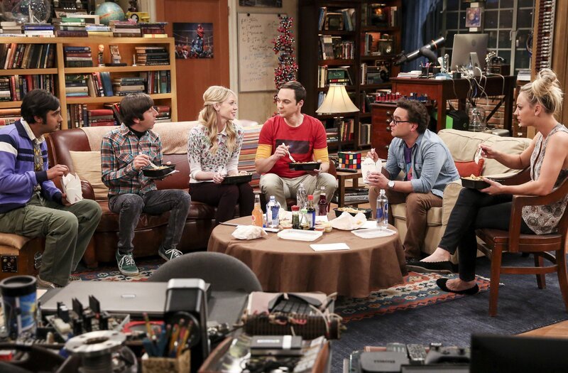 Zusammen beobachten Raj (Kunal Nayyar, l.), Howard (Simon Helberg, 2.v.l.), Leonard (Johnny Galecki, 2.v.r.) und Penny (Kaley Cuoco, r.) argwöhnisch, wie sich Sheldon (Jim Parsons, 3.v.r.) und seine ehemalige Flamme Dr. Ramona Nowitzki (Riki Lindhome, 3.v.l.) immer näher kommen … – Bild: Warner Brothers