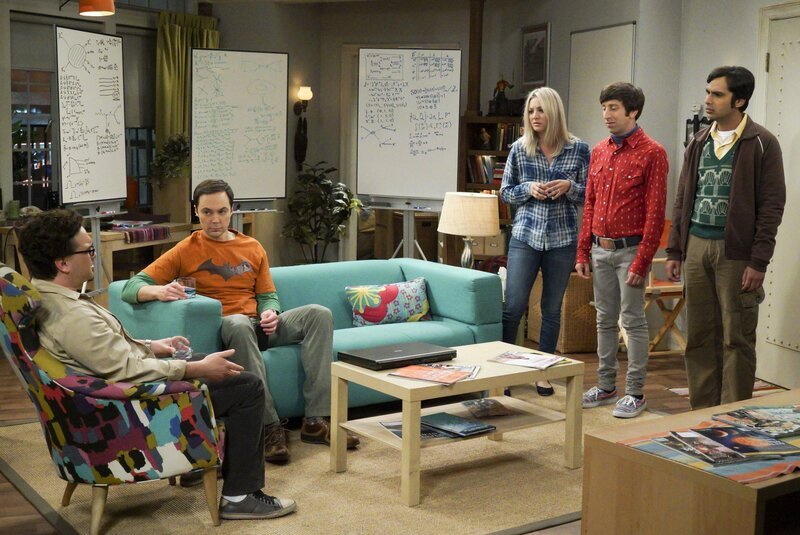 Eigentlich hatte Penny (Kaley Cuoco, M.) geplant, zusammen mit Howard (Simon Helberg, 2.v.r.) und Raj (Kunal Nayyar, r.) die beiden Trübsal blasenden Wissenschaftler Leonard (Johnny Galecki, l.) und Sheldon (Jim Parsons, 2.v.l.) wieder aufzumuntern, doch das geht gehörig schief … – Bild: Warner Bros. Television