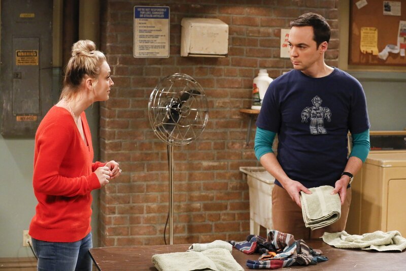 Penny stellt Sheldon wegen seiner Besessenheit, ein perfektes Hochzeitsdatum zu finden, zur Rede. – Bild: Warner Bros. Television