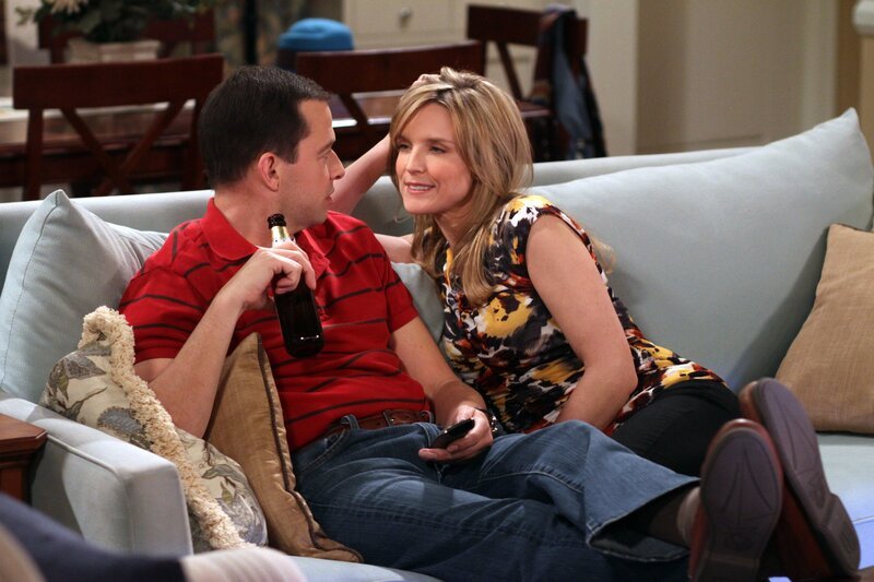 Als Zoey und ihre Tochter Ava bei Walden einziehen, heißt es für Alan (Jon Cryer, l.), vorübergehend Abschied zu nehmen. Um nicht auf der Straße zu sitzen, quartiert er sich so lange bei Lyndsey (Courtney Thorne-Smith, r.) ein … – Bild: © Warner Brothers Entertainment Inc.