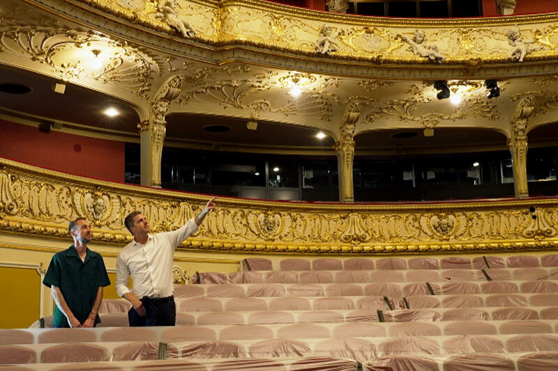 Kulturplatz – Unterwegs an der Oper Zürich. Moderator Nino Gadient und Intendant Matthias Schulz in der Oper Zürich. – Bild: SRF1