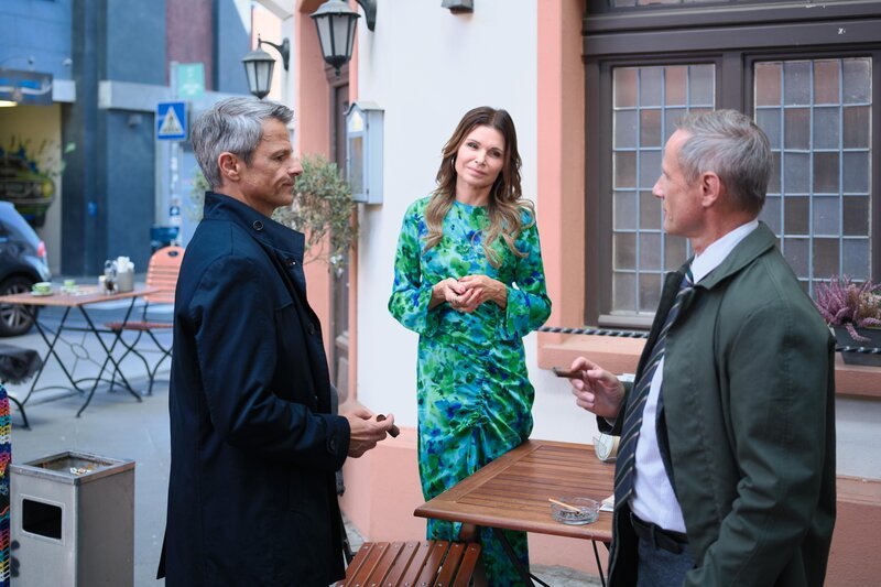 Benedikt (Jens Hajek, l.) wird von Britta (Tabea Heynig) vor Königs (Matthias Lühn) Moralpredigt gerettet. – Bild: RTL /​ Stefan Behrens