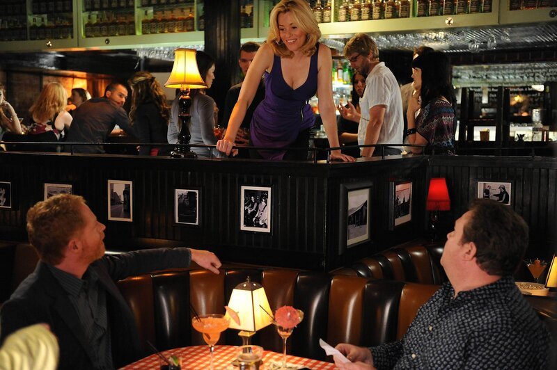 L-R: Mitchell (Jesse Tyler Ferguson), Sal (Elizabeth Banks), Cameron (Eric Stonestreet). – Bild: Comedy Central