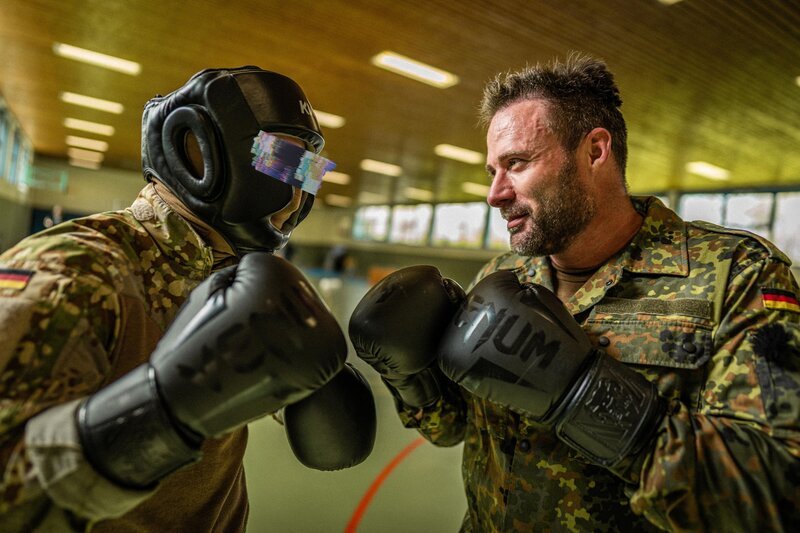 Otto Karasch(r.) – Bild: Bulletproof GmbH
