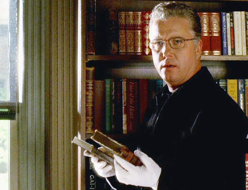 Mord oder Selbstmord? Grissom (William Petersen) beschäftigt sich mit dem Tod einer Bibliothekarin, die leblos im Archiv der Western States Historical Society aufgefunden wurde. – Bild: RTL