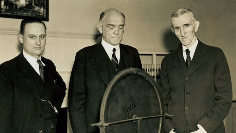 Tesla und der Induktionsmotor 50. Jahrestag, 1938. Der serbisch-amerikanische Physiker und Elektroingenieur Nikola Tesla (1856⁠–⁠1943), stehend rechts, mit Vertretern der – Bild: THE HISTORY CHANNEL /​ A+E Global Media