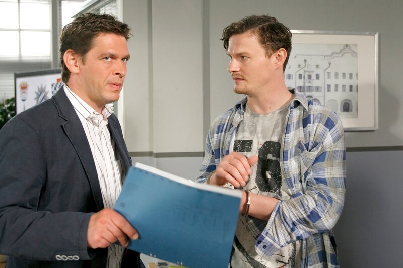 Da staunt Rosenheim-Cop Christian Lind (Tom Mikulla, l.) nicht schlecht, denn Sascha Davidenkov (Shenja Lacher) ist gar nicht der Bruder der Ermordeten. – Bild: ORF