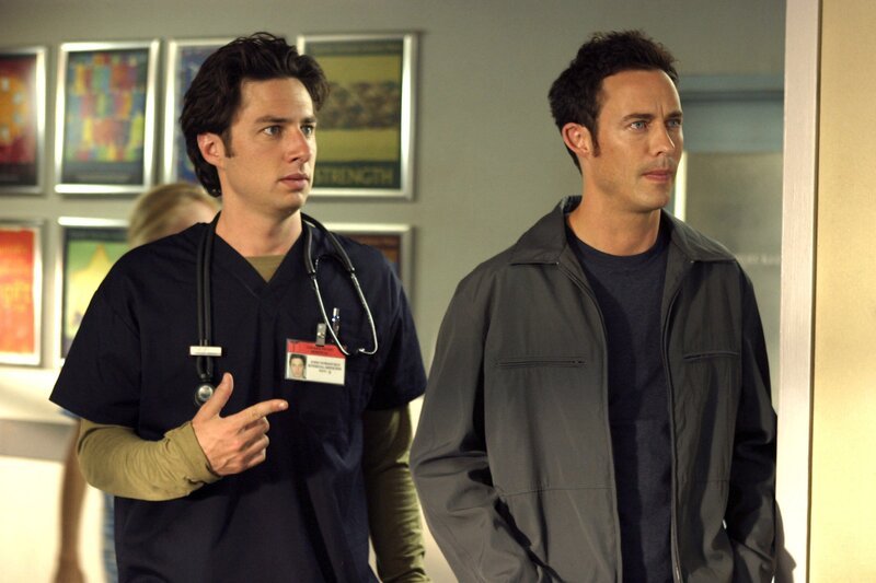 J.D.’s (Zach Braff, l.) nichtsnutziger Bruder Dan (Tom Cavanagh, r.) ist wieder in der Stadt; J.D. nimmt ihn widerwillig einen Tag lang mit in die Klinik. – Bild: ORF 1
