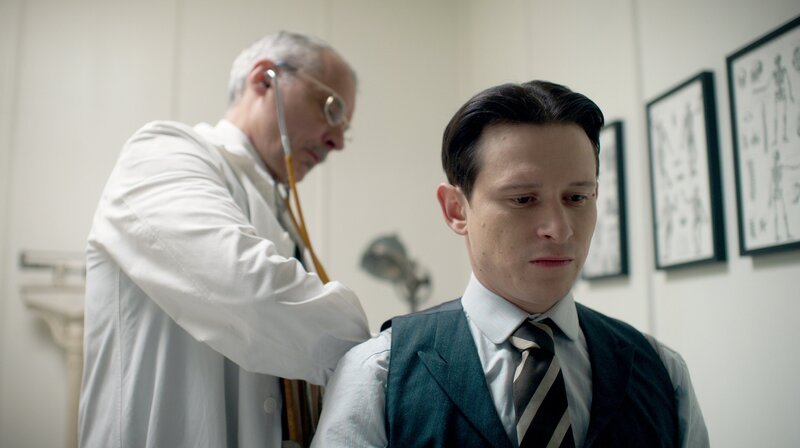 Dr. Mühlstein (Thomas Maurer) und Franz Kafka (Joel Basman, v.l.n.r.). – Bild: NDR/​Superfilm