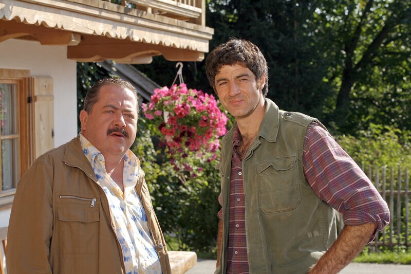 Für Korbinian Hofer (Joseph Hannesschläger, l.) hat Sebastian Tauber (Christian Lerch) ein Motiv und kein Alibi, aber ist er deswegen der Mörder? – Bild: ORF 2