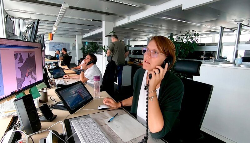 Im Airside Coordination Data Center managt Susanne Krause Parkplätze für Flugzeuge. – Bild: HR