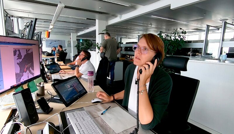 Im Airside Coordination Data Center managt Susanne Krause Parkplätze für Flugzeuge. – Bild: HR