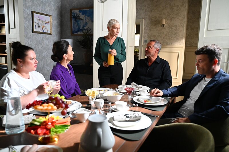 Richard (2.v.r.) macht seiner Familie klar, wie sehr er auf ihre Zuversicht angewiesen ist. Von links: Vanessa (Julia Augustin), Simone (Tatjana Clasing), Renate Scholz (Inge Brings), Richard (Silvan-Pierre Leirich) und Ben (Jörg Rohde). – Bild: RTL /​ Julia Feldhagen /​ Trojanisches Pferd