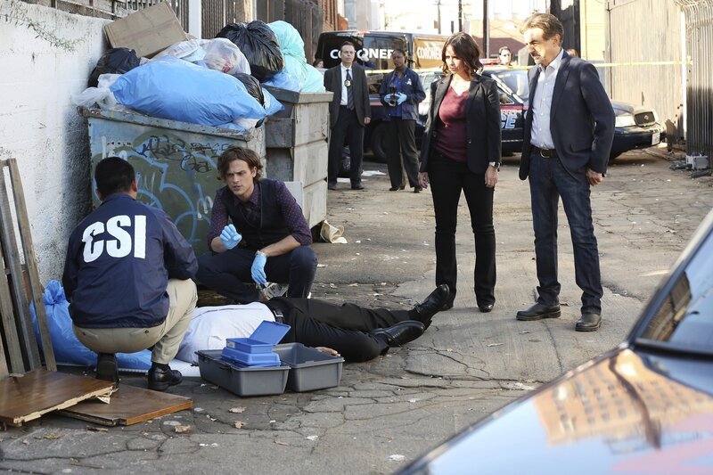 Ein neuer Serientäter hält das Team um Reid (Matthew Gray Gubler, 2.v.l.), Rossi (Joe Mantegna, r.) und Kate (Jennifer Love Hewitt, 2.v.r.) auf Trapp … – Bild: PLURIMEDIA (ABC)