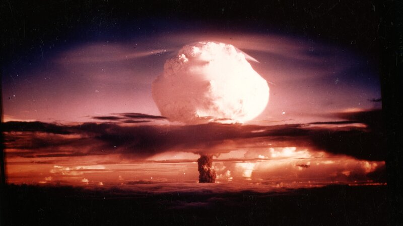 Atomwaffen sind im Kalten Krieg das Symbol der Abschreckung. Sie sind eine Bedrohung für die ganze Menschheit. – Bild: ZDF und National Archives /​ USA
