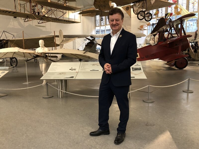 Generaldirektor Wolfgang Martin Heckl in der Flugabteilung des Deutschen Museums. – Bild: BR/​south & browse GmbH