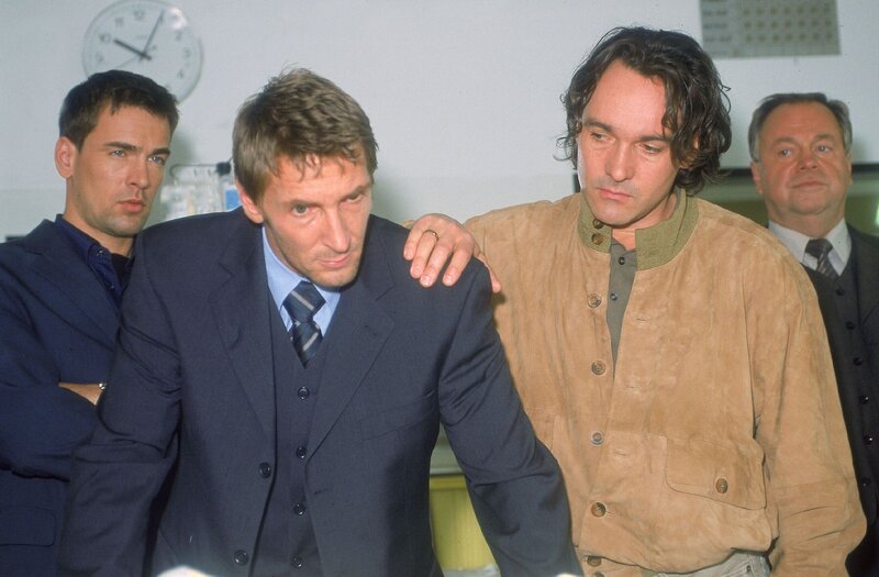 Die Kommissare Kehler (Wolfgang Bathke, re.) und Bonhoff (Wolfgang Krewe, li.) sind sich nicht sicher, ob die Betroffenheit von Peter Wiegand (Mark Keller, 2.v.li.) und seinem Bruder Klaus (Bernhard Bauer) echt ist … – Bild: RTL Crime