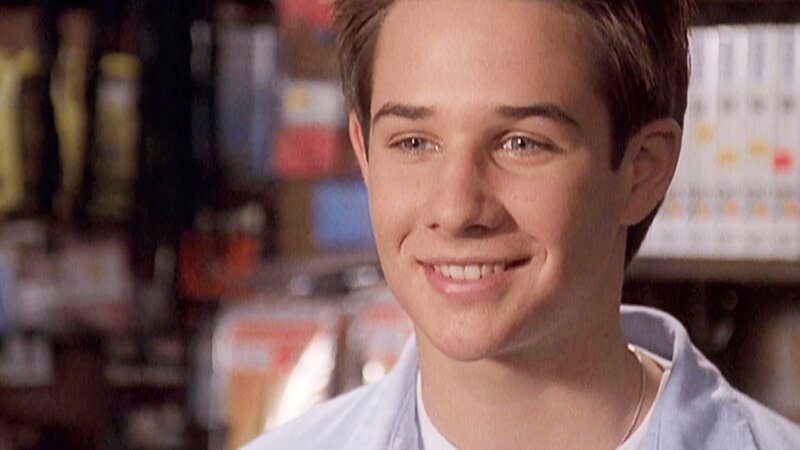 Jason (Ryan Merriman) ist ein fröhlicher Junge. – Bild: CBS Studios International