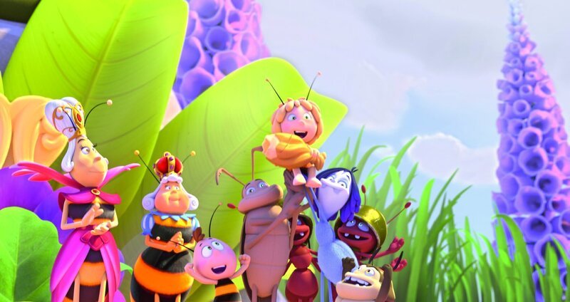 „Die Biene Maja 2 – Die Honigspiele“: Statt der ersehnten Einladungen für die Honigspiele lässt die Kaiserin verkünden, dass sie für die Veranstaltung die Hälfte der Honigvorräte der Klatschmohnwiese benötigt. Maja fliegt mit Willi nach Summtropolis, um der Kaiserin die Meinung zu sagen. Diese stellt der vorlauten Biene ein Ultimatum: Maja darf zwar mit ihren Freunden an den Honigspielen teilnehmen. Sollten sie aber gegen das ehrgeizige Team von Violetta verlieren, müssen sie den gesamten Honigvorrat abgeben. – Bild: ORF/​Studio 100 Media