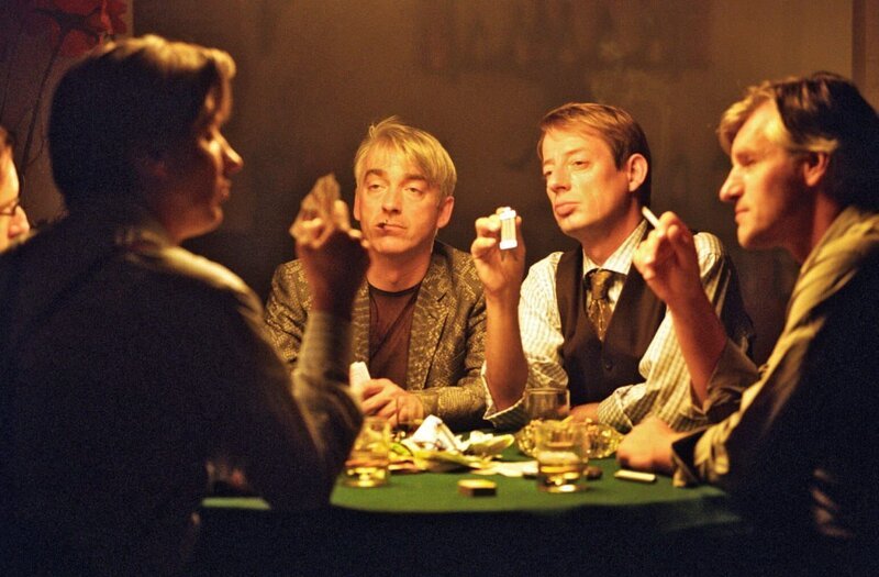 Am Abend vor seiner Rede gerät Felix (Christoph M. Ohrt, 2.v.l.) – durch diverse Mittelchen in Schwung gebracht – mit Vanderheiden (Luc Feit, 2.v.r.) in eine illegale Kartenrunde. Mit seinem ‚Bombenblatt‘ zwingt er sogar seinen Konkurrenten Theo Giger (Martin Armknecht, l.) in die Knie … – Bild: ATV2