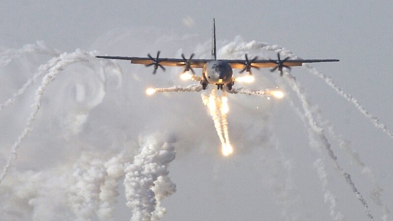 Die Lockheed C-130 beim Abschuss von sogenannten Flares. Die Täuschkörper erzeugen Hitze und lenken so wärmesuchende Raketen vom eigentlichen Ziel – dem Flugzeug – ab. – Bild: U.S. Air Force /​ Master Sergeant Robert R. Hargrea
