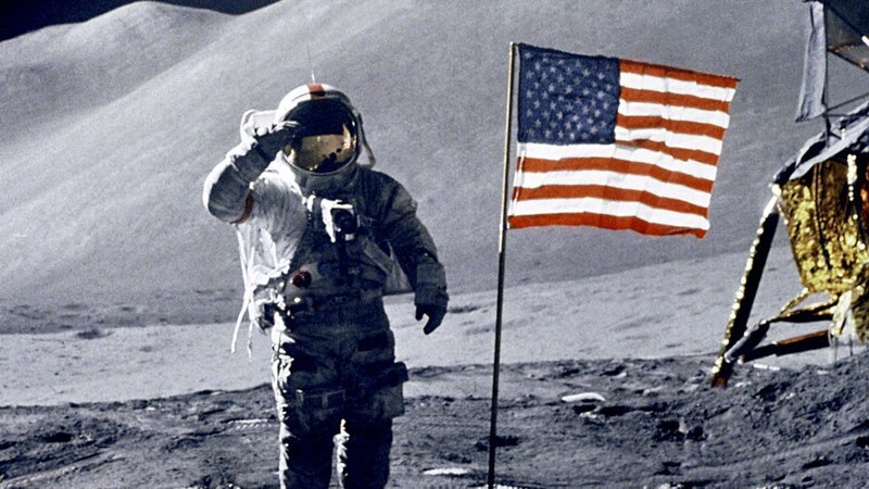 30. Juli 1971 NASA-Foto: James B. Irwin, Pilot der Mondlandefähre von Apollo 15, salutiert neben der vierten amerikanischen Flagge, die auf dem Mond aufgestellt wurde. – Bild: aetnuklib /​ THE HISTORY CHANNEL /​ A+E Networks
