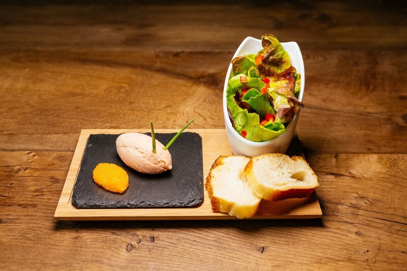 Die Vorspeise: Lachsforellenmousse mit Bodenseekaviar, dazu Salat und Brot. – Bild: BR/​megaherz gmbh/​Andreas Maluche