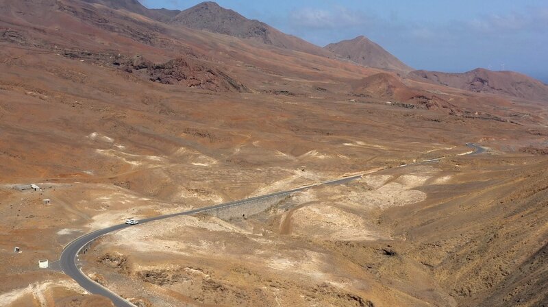 Santo Antão ist im Süden geprägt von flacher auslaufenden Vulkanhängen. – Bild: Phoenix/​ZDF/​Julien Bur