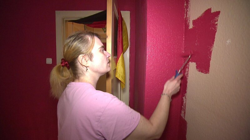Jessica streicht die Wand – Bild: RTLZWEI