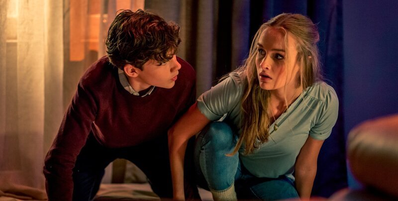 Als ein Fremder versucht, ins Haus zu gelangen, wird die Bedrohung für Ashley (Olivia DeJonge) und Luke (Levi Miller) greifbar. Doch das wahre Grauen nimmt erst seinen Anfang. – Bild: Sean O’Reilly / ZDF Als ein Fremder versucht, ins Haus zu gelangen, wird die Bedrohung für Ashley (Olivia DeJonge) und Luke (Levi Miller) greifbar. Doch das wahre Grauen nimmt erst seinen Anfang. – Bild: Sean O’Reilly / ZDF