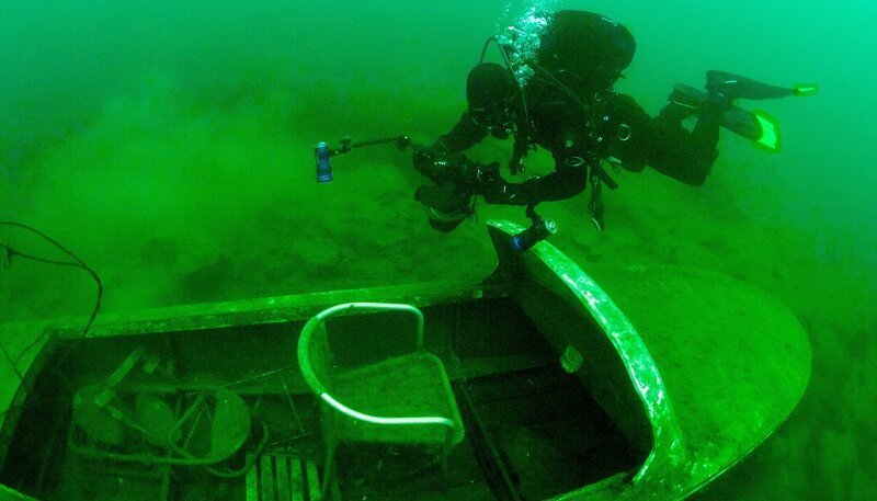 Auf dem Grund eines gefluteten Steinbruchs stieß Unterwasserkameramann Gary Krosnoff auf dieses Bootswrack. – Bild: phoenix/​NDR/​Wolf Wichmann