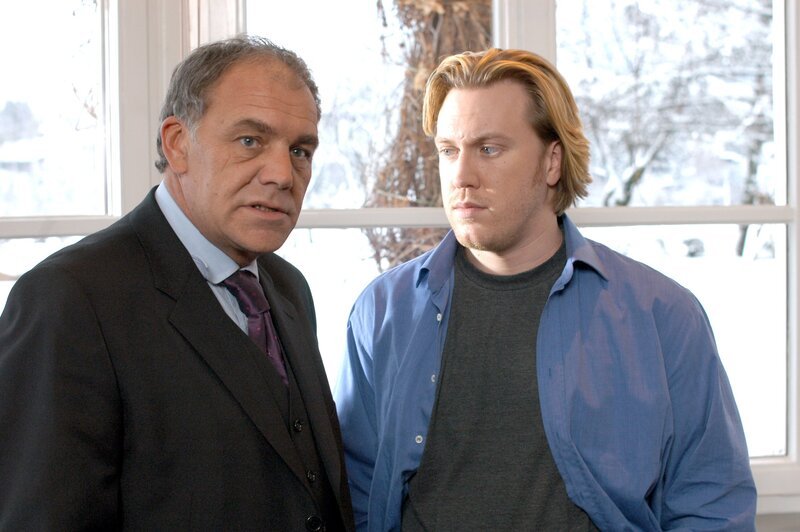 In der Silvesternacht wird auf den reichen Lobbyisten und „Mister Fünf Prozent“ Christian Kern in der Kitzbüheler Innenstadt ein Schussattentat verübt. Im Bild (v.li.): Christian Kohlund (Christian Kern), Nicholas Ofczarek (Elias Kern). – Bild: ORF/​BEO-Film/​Laurent Trümper