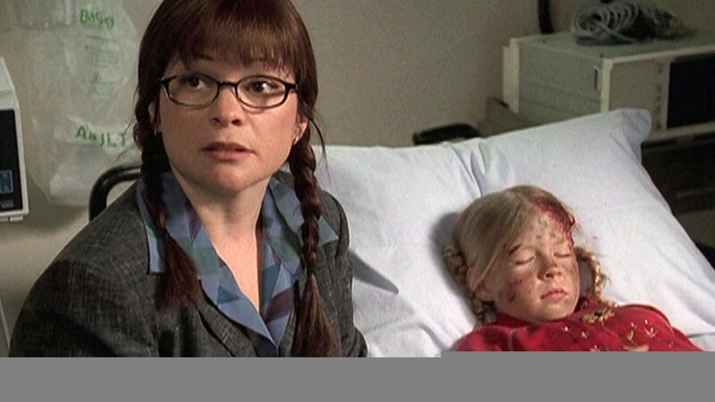 Gloria (Valerie Bertinelli, l.) am Krankenbett der kleinen Madeline (Madison McReynolds) – Bild: Bibel TV