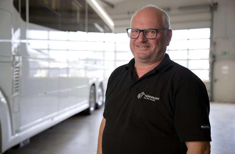 Der Unternehmer Klaus Hünerkopf ist auf luxuriöses Camping spezialisiert. Luxuswohnmobilisten aus ganz Europa kommen zu ihm, weil er die verrücktesten Wünsche erfüllt. – Bild: HR