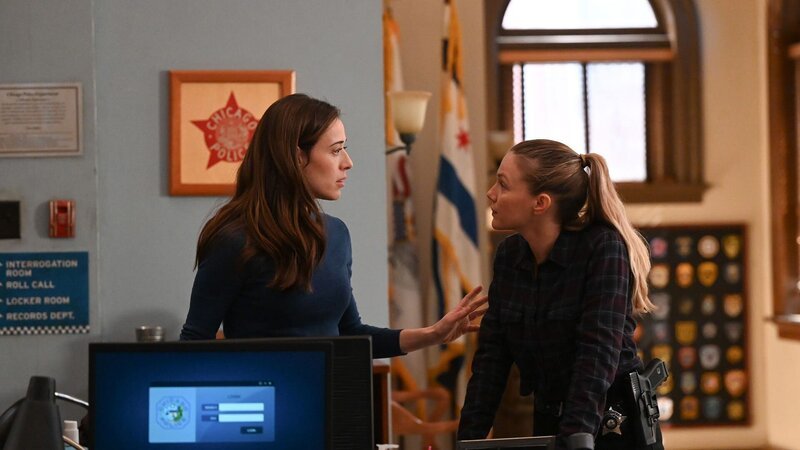 Kim Burgess (Marina Squerciati, l.) und Hailey Upton (Tracy Spiridakos, r.) – Bild: NBCUniversal Media, LLC