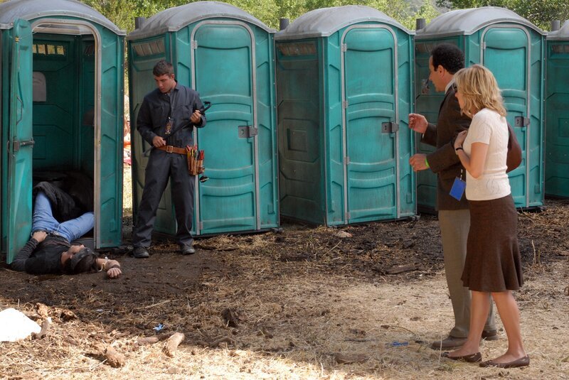 In einem Toilettenhäuschen auf einem Festivalgelände wird die Leiche eines jungen Mannes gefunden. Monk (Tony Shalhoub, 2.v.r.) und Natalie Teeger (Traylor Howard, r.) sind zufällig vor Ort, weil sie den Sohn von Captain Stottlemeyer suchen. – Bild: ORF/​Universal