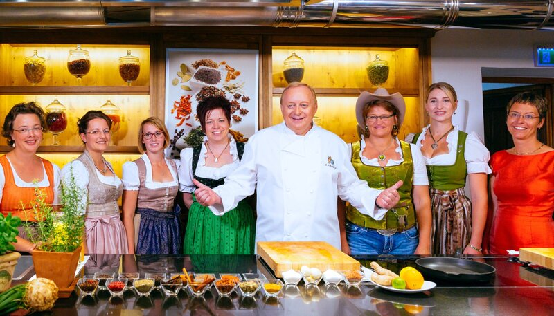 Alfons Schuhbeck und die Landfrauen. Von links: Maria Bogner, Manuela Thalhammer, Marie-Luise Hornstein, Silvia Deinhard, Anne Leichtenstern, Manja Rohm und Michaela Gerstner-Scheller. – Bild: BR/​megaherz gmbh/​Andreas Maluche