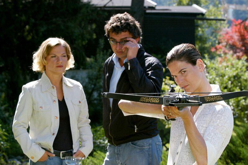 „Soko Kitzbühel“, „Der Ring der Toten (1).“ Während der Feierlichkeiten zum 60. Geburtstag des verwitweten Hoteliers Robert Neidhardt wird dessen Sohn Stefan in einem Heißluftballon mit einer Armbrust erschossen. Tatverdächtig sind sowohl die Frau des Ermordeten, Ella Neidhardt, als auch Stefans Bruder Bruno, seine Schwester Roswitha, als auch der Extremsportler Klaus Haas, den Stefan als Bauführer des Hotels, das die Familie gerade errichtet, entlassen hat. Als bei Stefans Begräbnis Sofia von Schöll auftaucht, ist Robert Neidhardt sichtlich irritiert. Sie ist die Schwester von Roberts ehemaliger Frau, die vor vielen Jahren bei einem niemals ganz geklärten Bootsunfall ums Leben gekommen war. Seither hat sich Sofia von Schöll nie mehr in Kitzbühel sehen lassen. Karin und Andreas müssen sich die Frage stellen, ob die Lösung des Falles nicht weiter in die Vergangenheit zurückreicht, als es zunächst den Anschein hatte. Im Bild (v.li.): Kristina Sprenger (Karin Kofler), Hans Sigl (Andreas Blitz), Bibiana Beglau (Ela Neidhardt). – Bild: ORF/​Photoproduction Marc