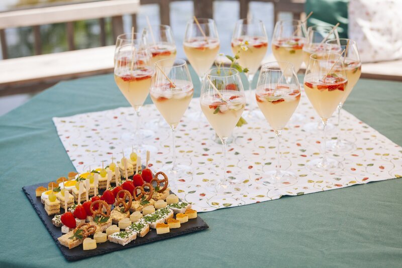 Zur Begrüßung: Hugo mit Erdbeeren und Minze, dazu Käsehappen. – Bild: BR/​megaherz gmbh/​Moritz Sonntag