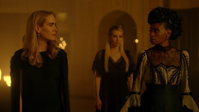 (v.l.n.r.) Cordelia Goode (Sarah Paulson); Madison Montgomery (Emma Roberts); Dinah Stevens (Adina Porter) – Bild: FX Productions, LLC
