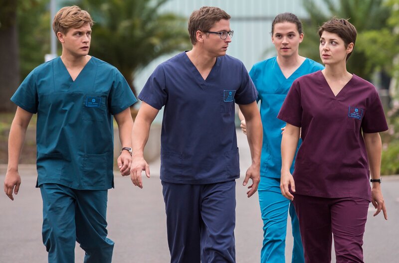 (v.l.n.r.) Mikko Rantala (Luan Gummich); Dr. Elias Bähr (Stefan Ruppe); Tom Zondek (Tilman Pörzgen); Dr. Theresa Koshka (Katharina Nesytowa) – Bild: ARD/​Jens Ulrich Koch