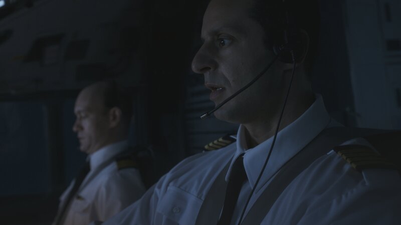 REENACTMENT – Pilots of Flydubai Flight 981 experienced a dangerous rate of accelaration due in part to their use of the power of a windshear escape manouver with the setting of a standard go-around. – Bild: National Geographic