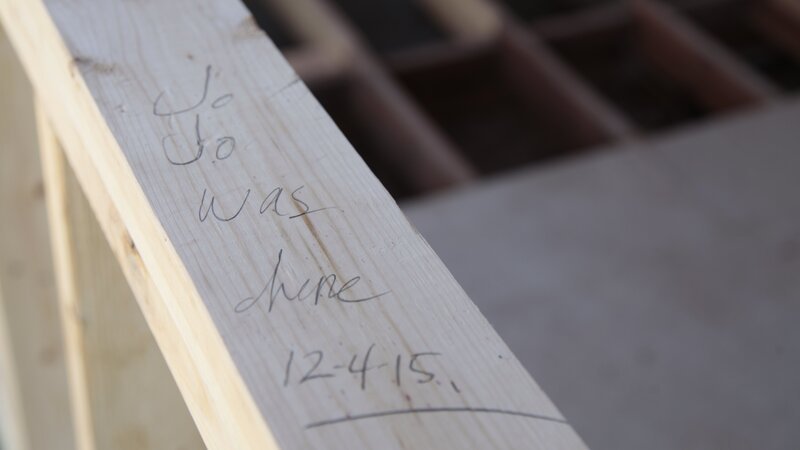 Joanna Gaines leaves her mark on a beam in the Ward’s carriage house while Chip works to frame out new walls, as seen on Fixer Upper. – Bild: HGTV /​ Scripps Networks, LLC.