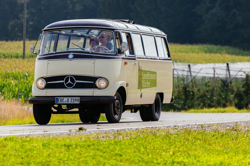 Der Landfrauen-Bus ist wieder unterwegs – dieses Mal in Schwaben. – Bild: BR/​megaherz gmbh/​Andreas Maluche
